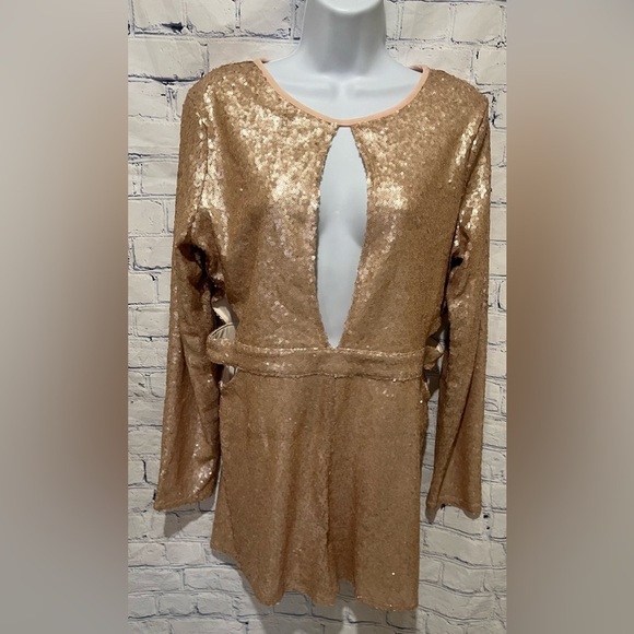NWT Boohoo Sequin Eva Plunge Front Cut Side Nude Matte Sequin Short Romper 10 - Picture 1 of 8